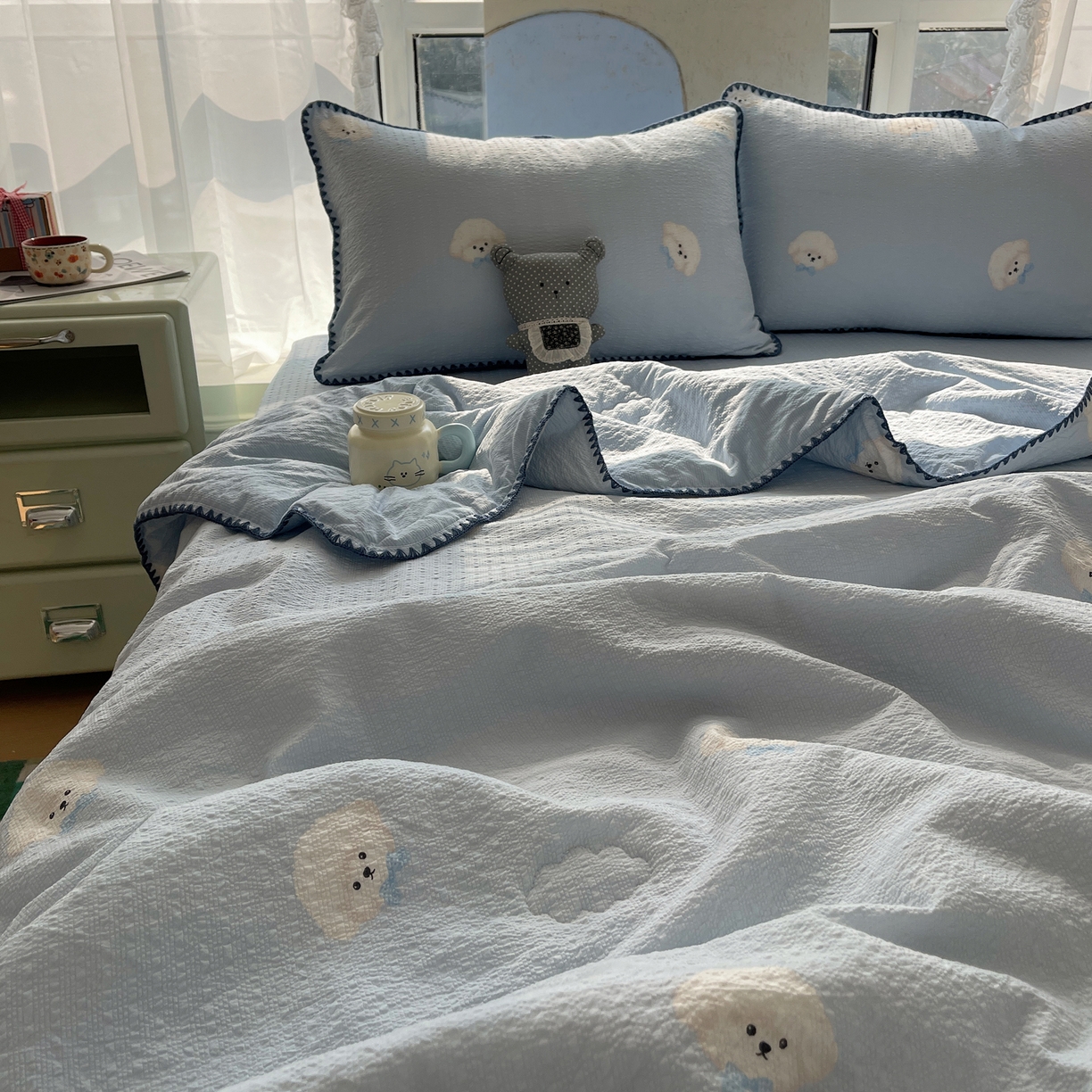 91家纺网 家纺一手货源 找家纺 几禾 2026春夏新款泡芙纱贝壳边夏被夏凉被空调被四件套 欧包-蓝领结狗