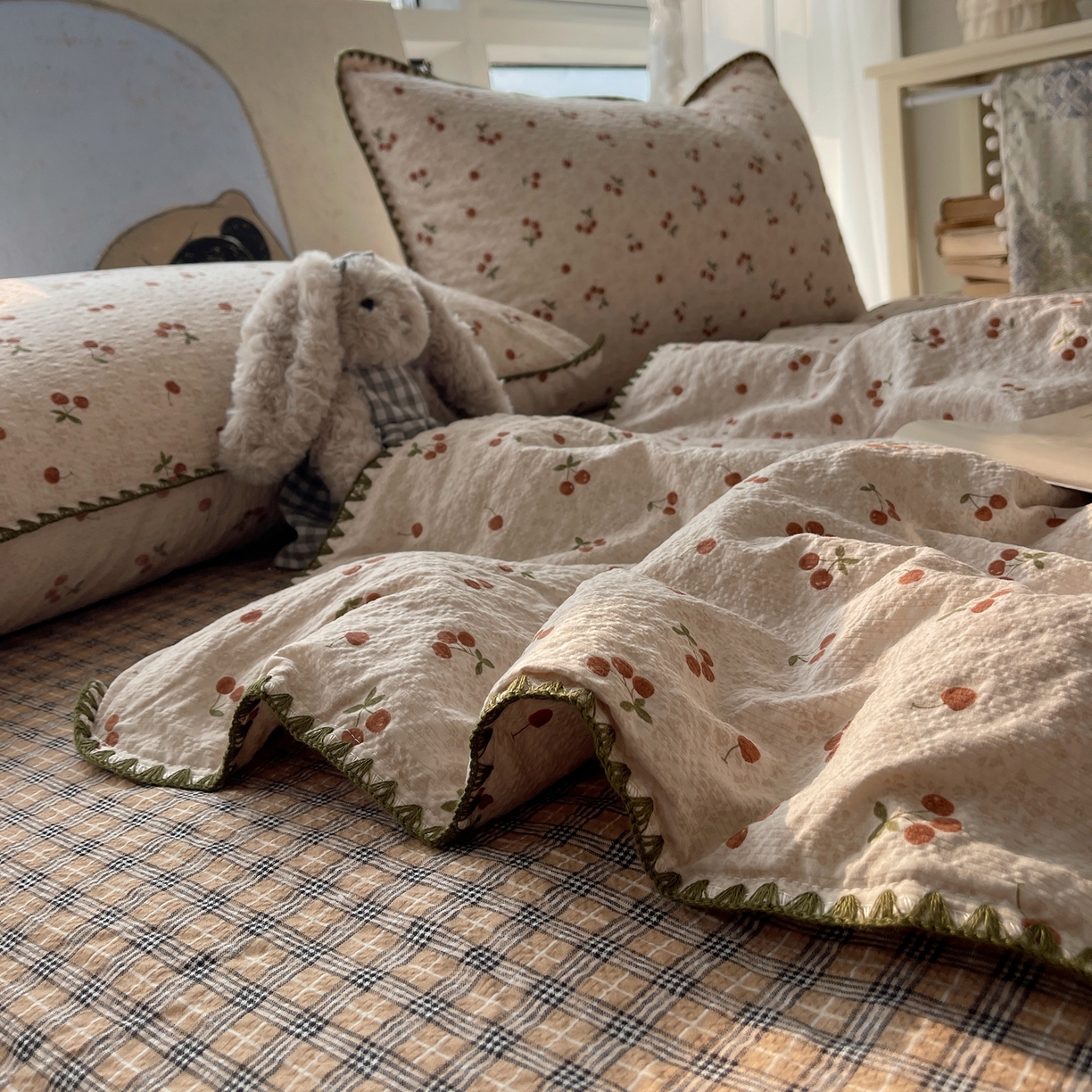 91家纺网 家纺一手货源 找家纺 几禾 2026春夏新款泡芙纱贝壳边夏被夏凉被空调被四件套 欧包-酒渍樱桃