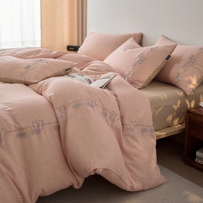 91家纺网 家纺一手货源 找家纺 卡姿家纺 2026春夏天丝棉麻裸感超柔四件套— 梦蝶 梦蝶浅粉