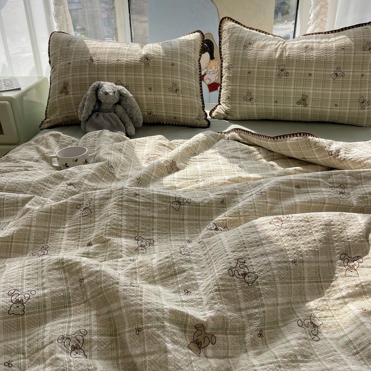 91家纺网 家纺一手货源 找家纺 几禾 2026春夏新款泡芙纱贝壳边夏被夏凉被空调被四件套 欧包-青棕格纹熊