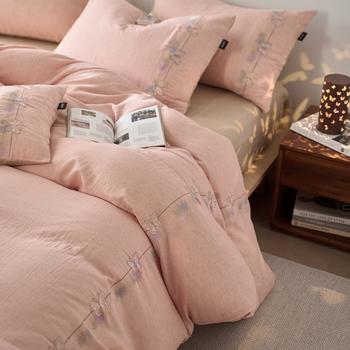 91家纺网 家纺一手货源 找家纺 卡姿家纺 2026春夏天丝棉麻裸感超柔四件套— 梦蝶 梦蝶浅粉