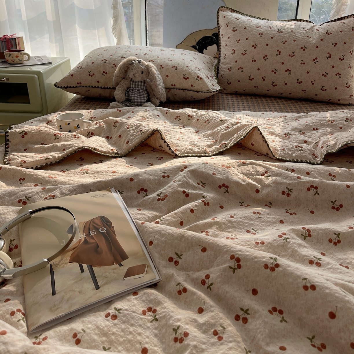 91家纺网 家纺一手货源 找家纺 几禾 2026春夏新款泡芙纱贝壳边夏被夏凉被空调被四件套 欧包-酒渍樱桃