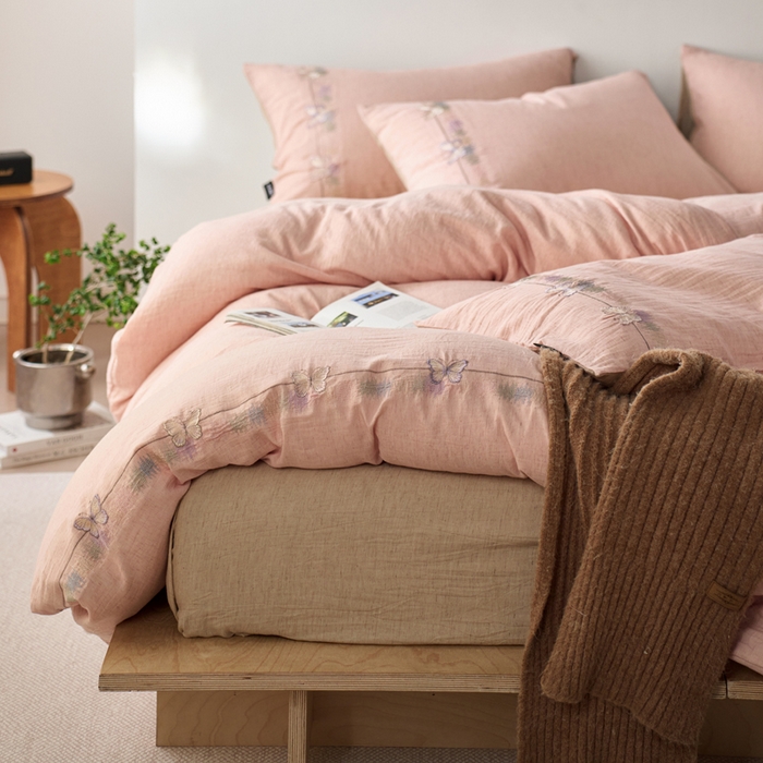 91家纺网 家纺一手货源 找家纺 卡姿家纺 2026春夏天丝棉麻裸感超柔四件套— 梦蝶 梦蝶浅粉