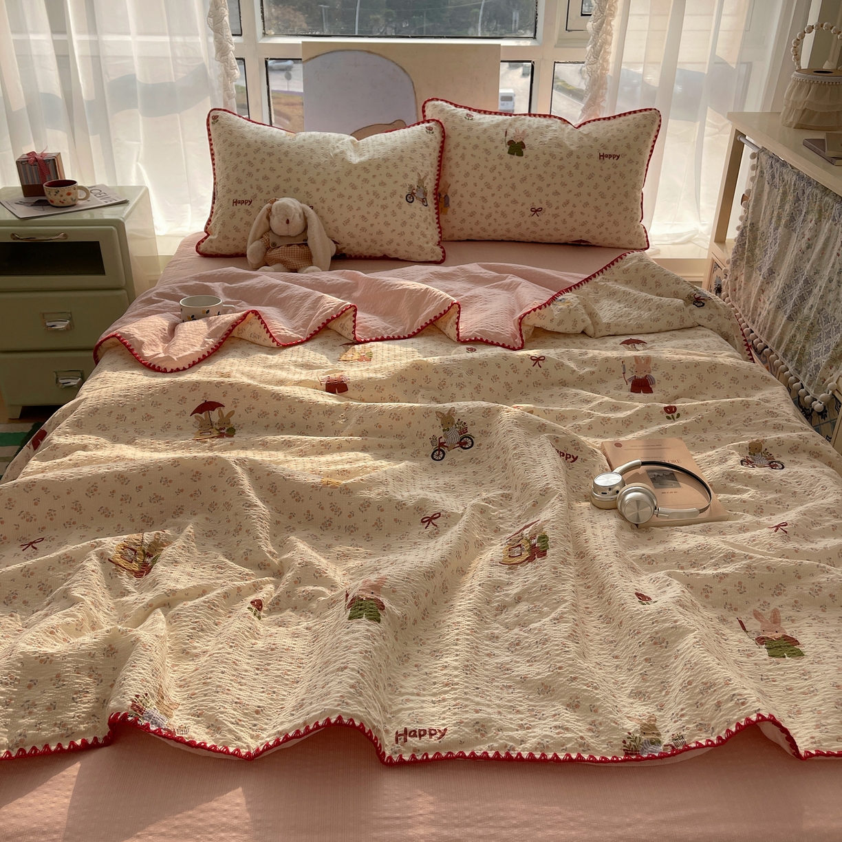 91家纺网 家纺一手货源 找家纺 几禾 2026春夏新款泡芙纱贝壳边夏被夏凉被空调被四件套 欧包-躲雨小兔