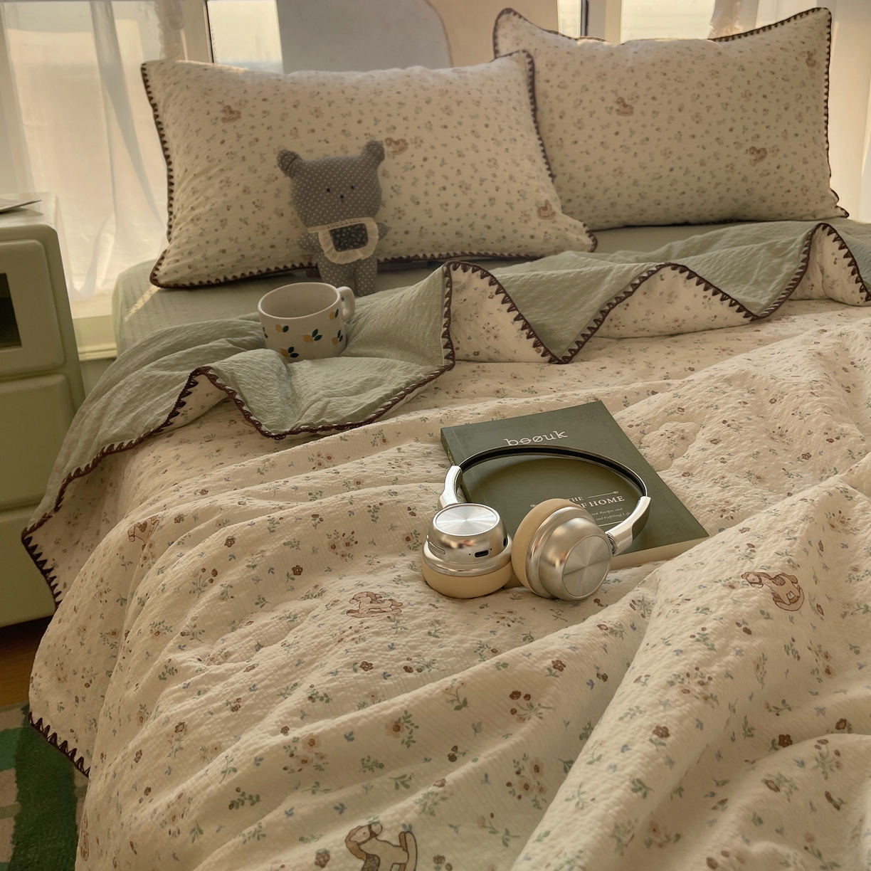 91家纺网 家纺一手货源 找家纺 几禾 2026春夏新款泡芙纱贝壳边夏被夏凉被空调被四件套 欧包-木马小花团