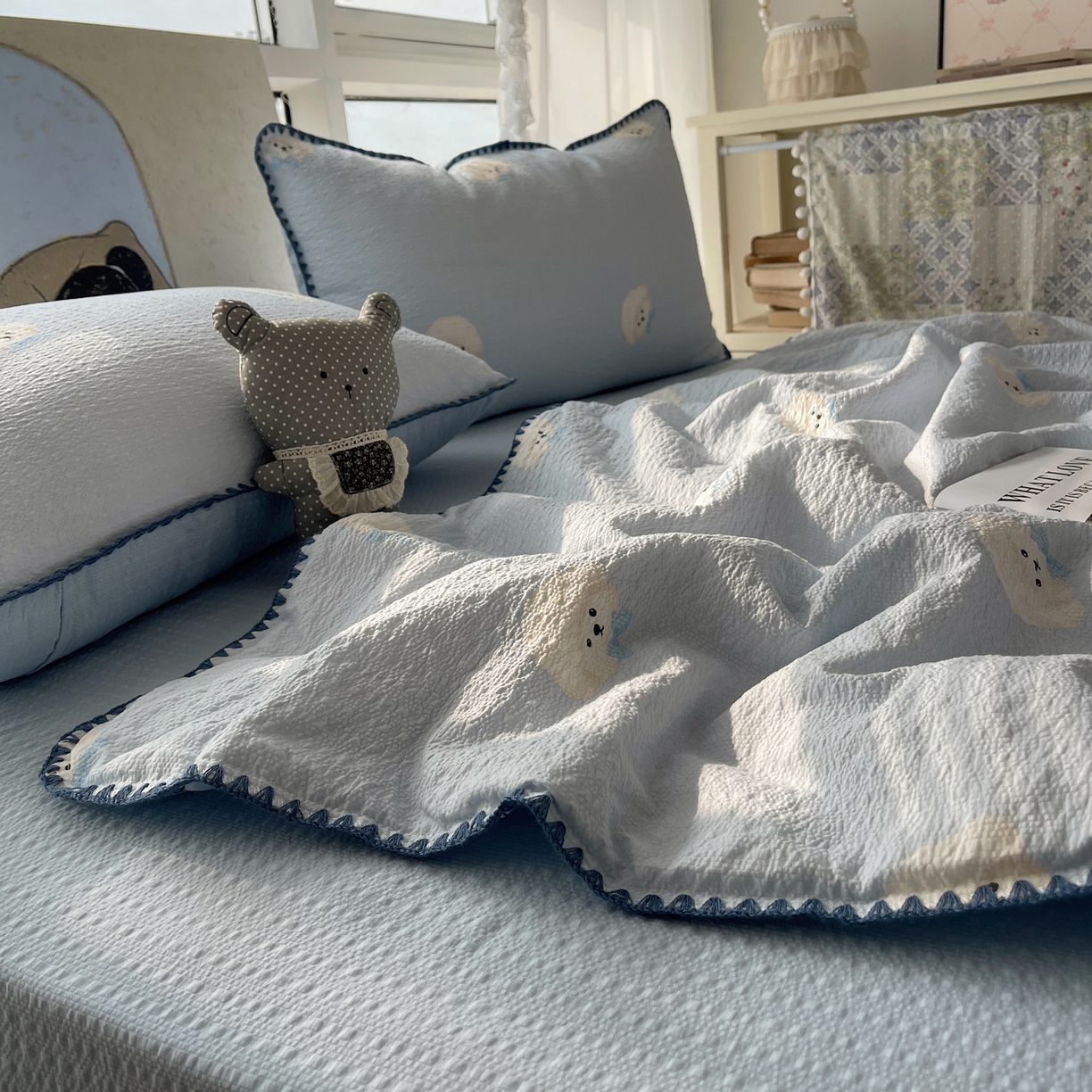 91家纺网 家纺一手货源 找家纺 几禾 2026春夏新款泡芙纱贝壳边夏被夏凉被空调被四件套 欧包-蓝领结狗