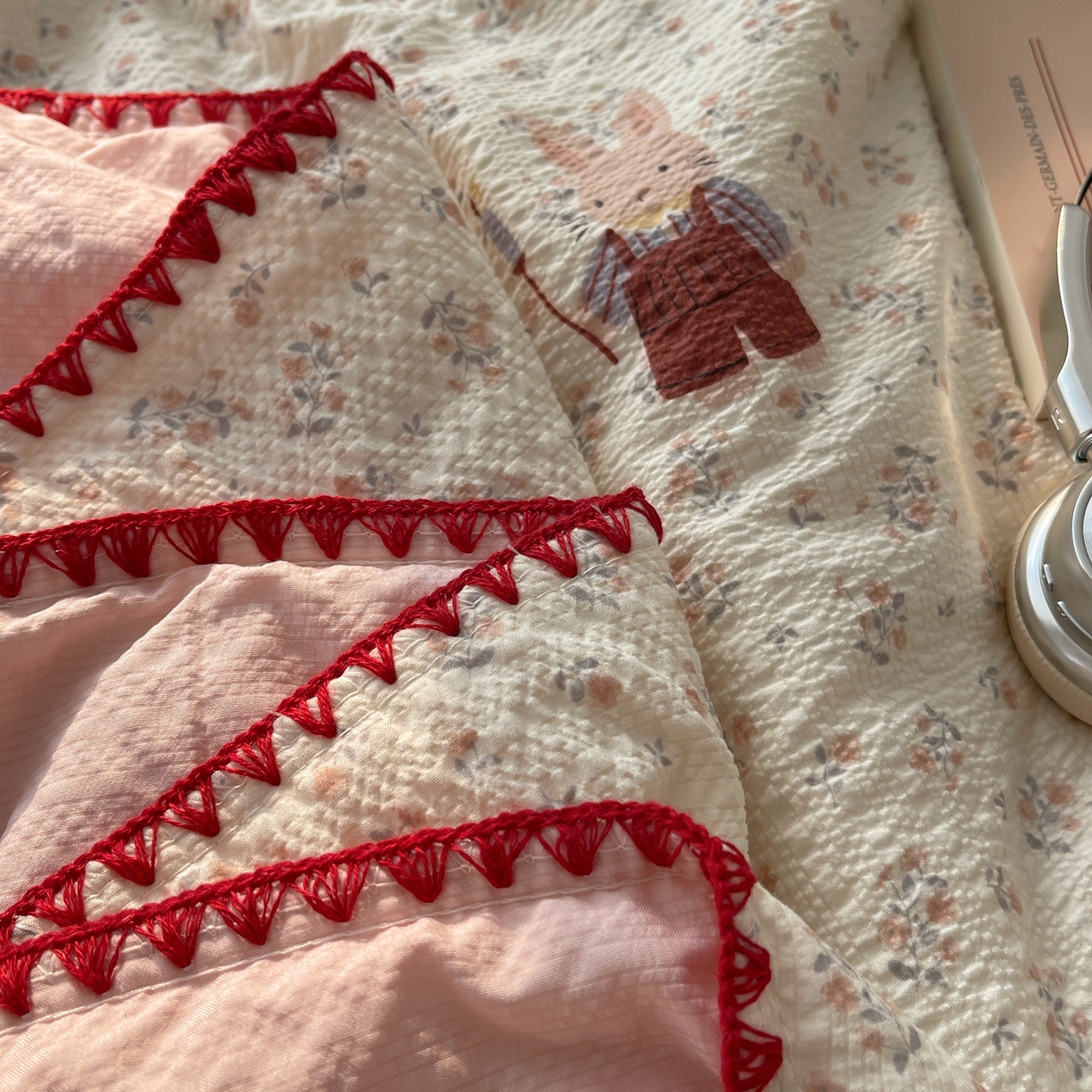 91家纺网 家纺一手货源 找家纺 几禾 2026春夏新款泡芙纱贝壳边夏被夏凉被空调被四件套 欧包-躲雨小兔