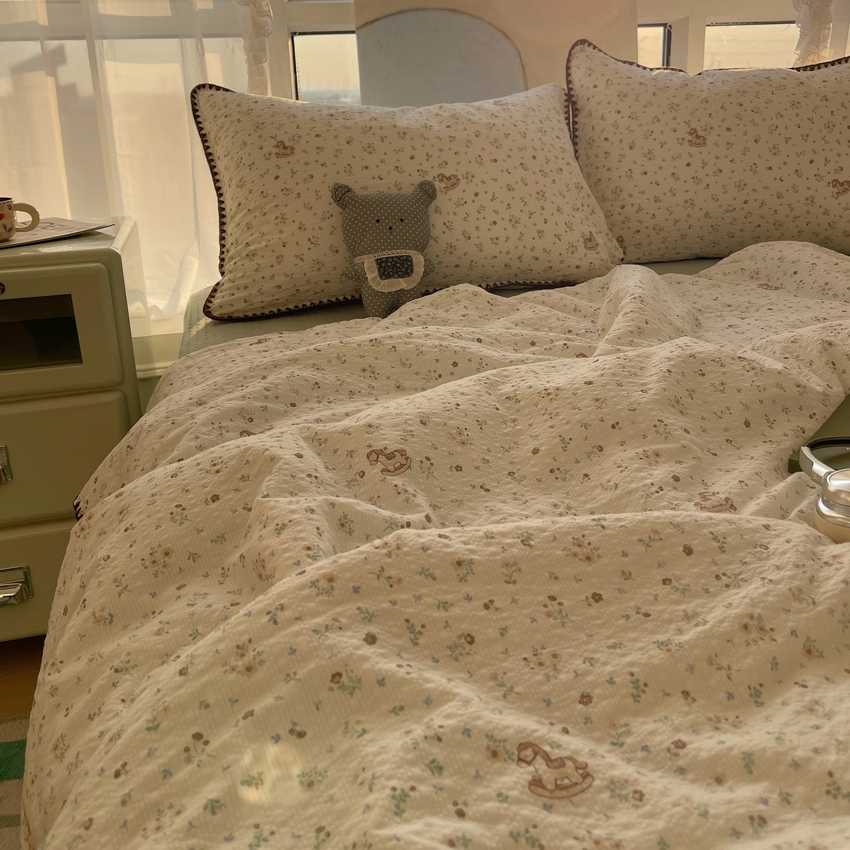 91家纺网 家纺一手货源 找家纺 几禾 2026春夏新款泡芙纱贝壳边夏被夏凉被空调被四件套 欧包-木马小花团