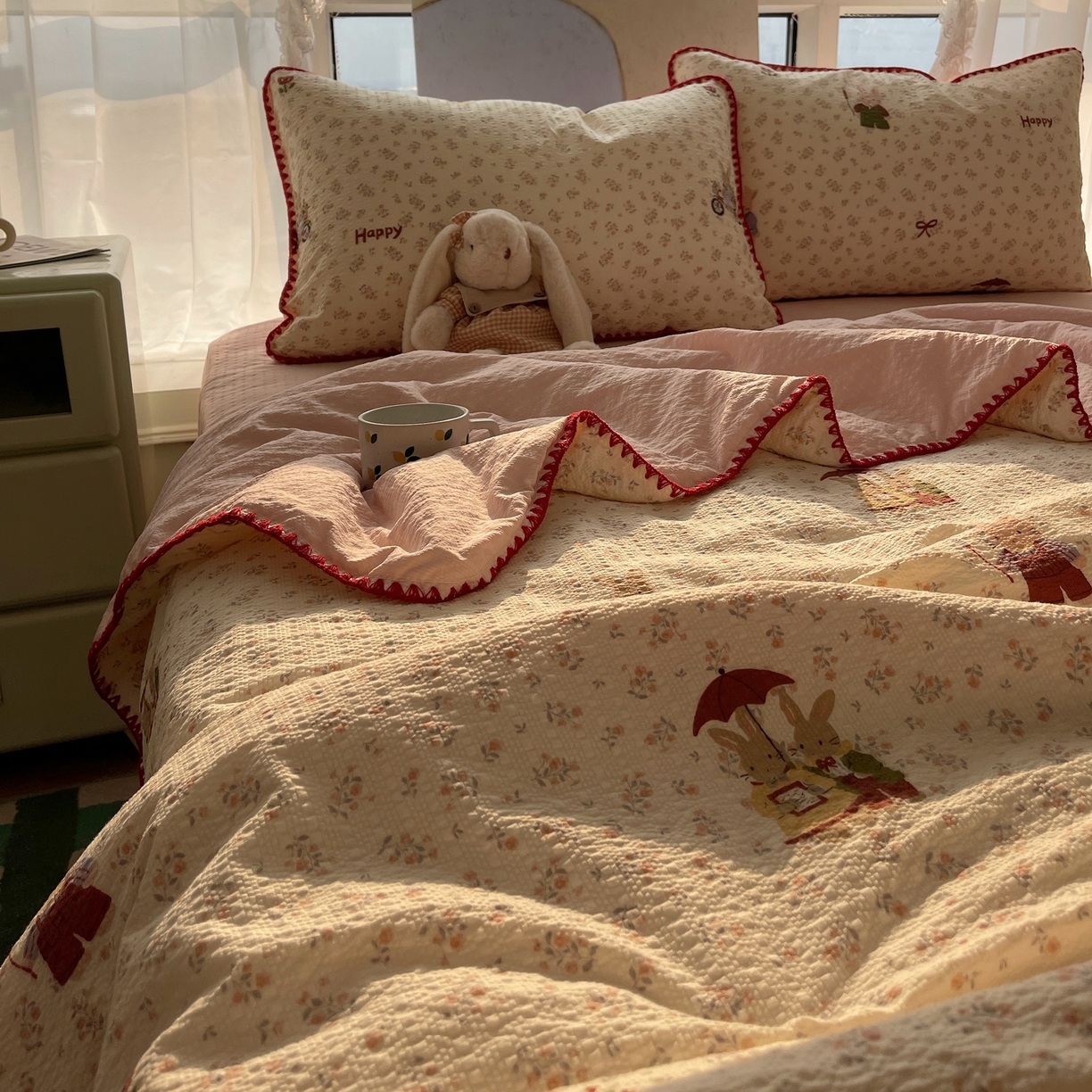 91家纺网 家纺一手货源 找家纺 几禾 2026春夏新款泡芙纱贝壳边夏被夏凉被空调被四件套 欧包-躲雨小兔