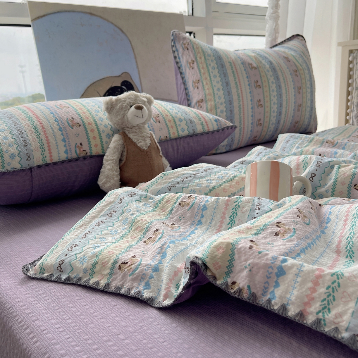 91家纺网 家纺一手货源 找家纺 几禾 2026春夏新款泡芙纱贝壳边夏被夏凉被空调被四件套 欧包-甜心木马卷