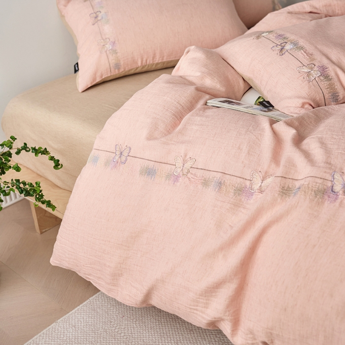 91家纺网 家纺一手货源 找家纺 卡姿家纺 2026春夏天丝棉麻裸感超柔四件套— 梦蝶 梦蝶浅粉