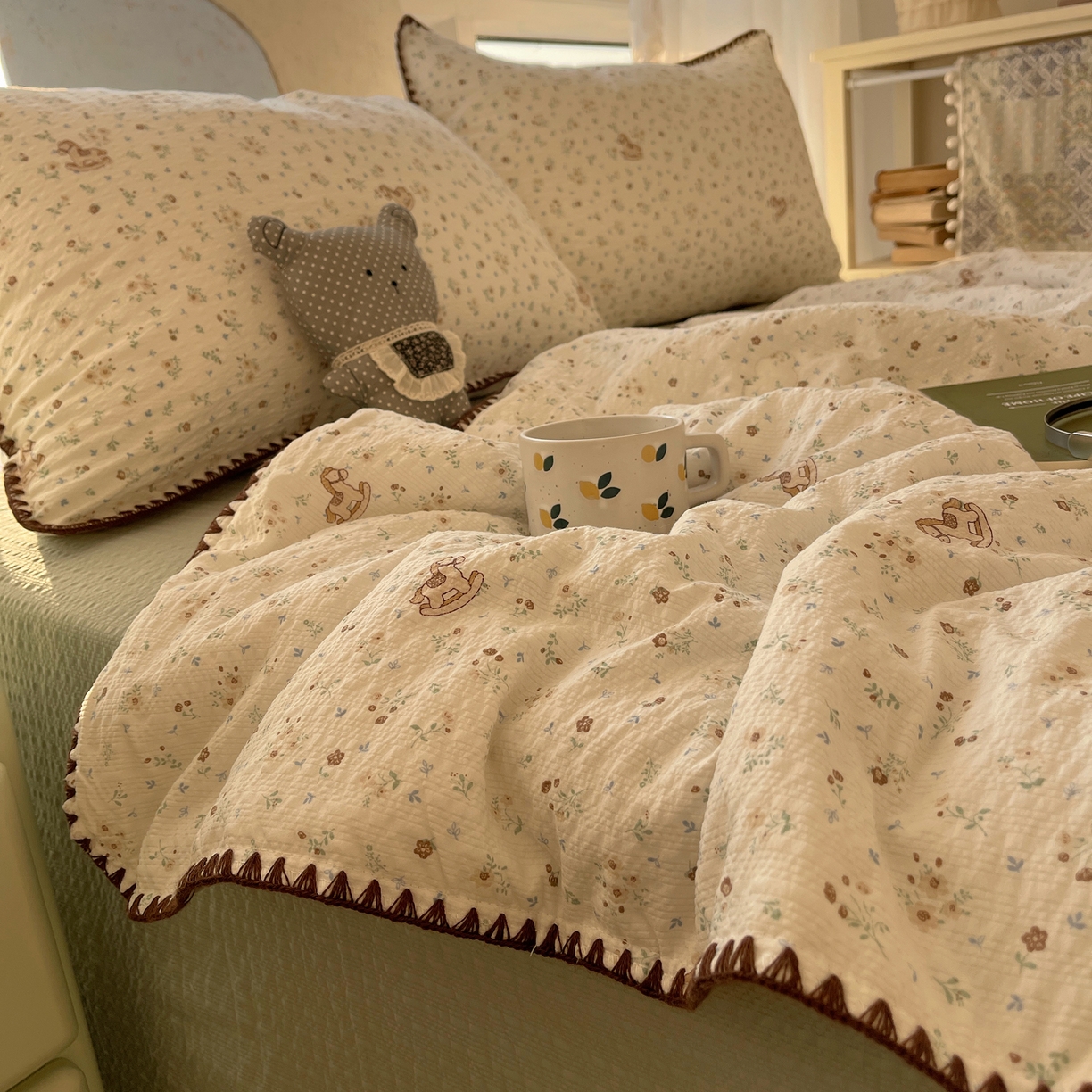 91家纺网 家纺一手货源 找家纺 几禾 2026春夏新款泡芙纱贝壳边夏被夏凉被空调被四件套 欧包-木马小花团