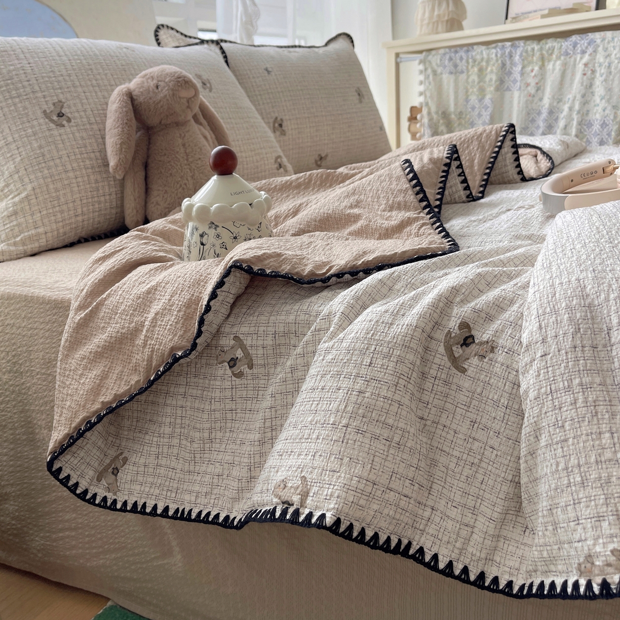 91家纺网 家纺一手货源 找家纺 几禾 2026春夏新款泡芙纱贝壳边夏被夏凉被空调被四件套 欧包-织纹木马迹