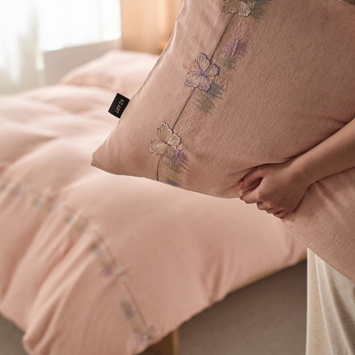 91家纺网 家纺一手货源 找家纺 卡姿家纺 2026春夏天丝棉麻裸感超柔四件套— 梦蝶 梦蝶浅粉