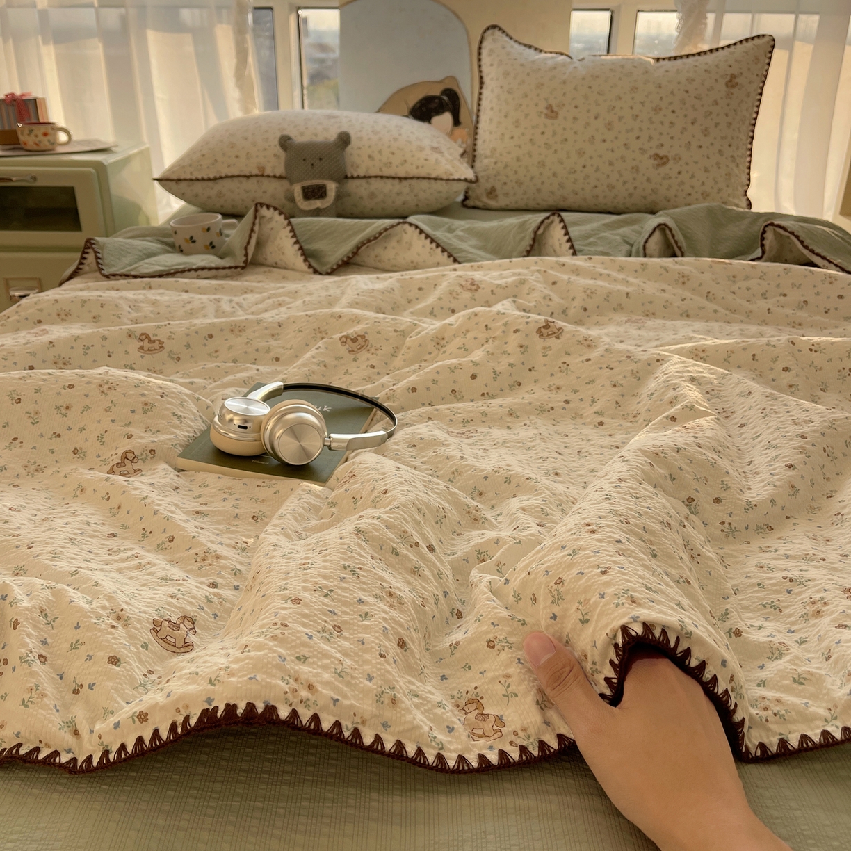 91家纺网 家纺一手货源 找家纺 几禾 2026春夏新款泡芙纱贝壳边夏被夏凉被空调被四件套 欧包-木马小花团