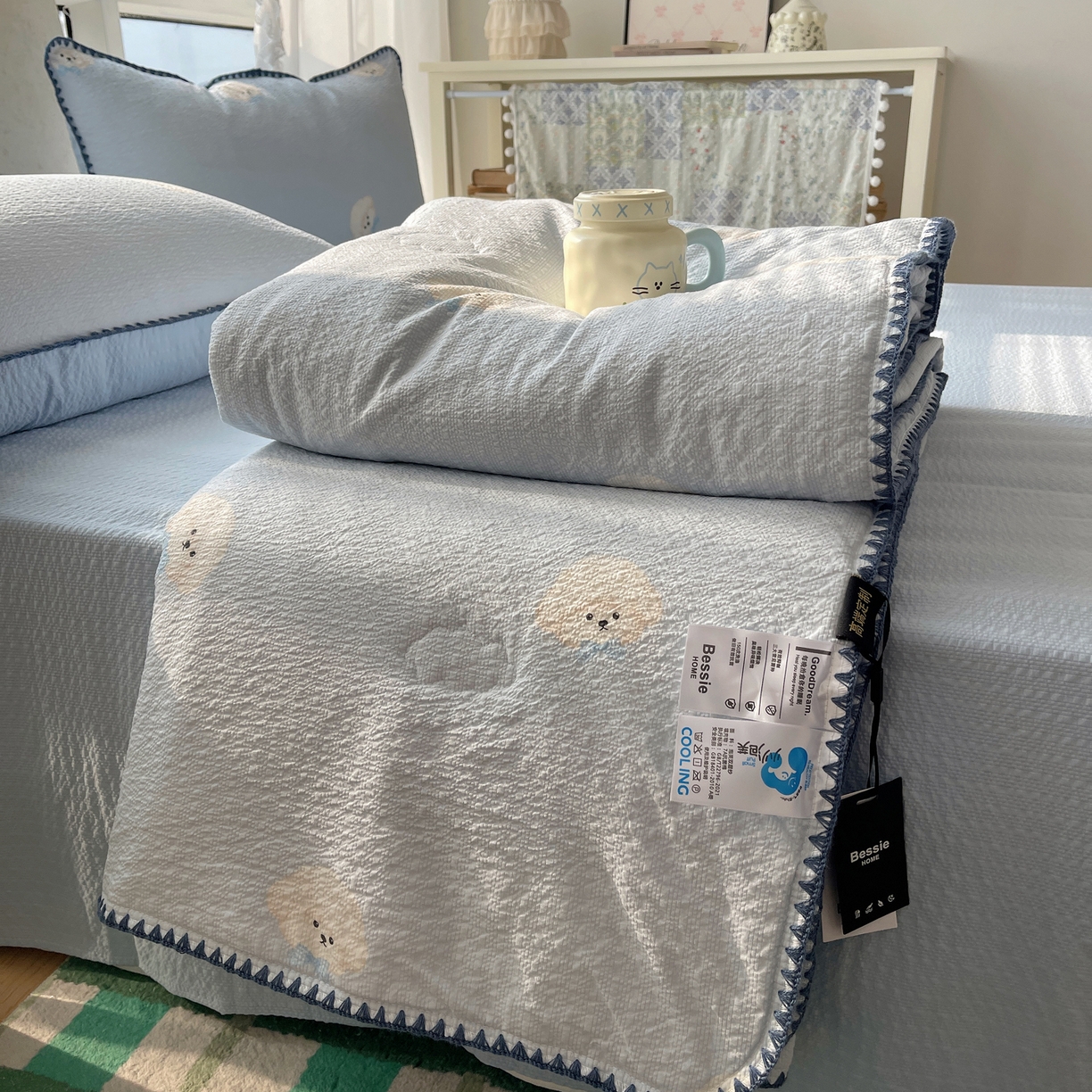 91家纺网 家纺一手货源 找家纺 几禾 2026春夏新款泡芙纱贝壳边夏被夏凉被空调被四件套 欧包-蓝领结狗