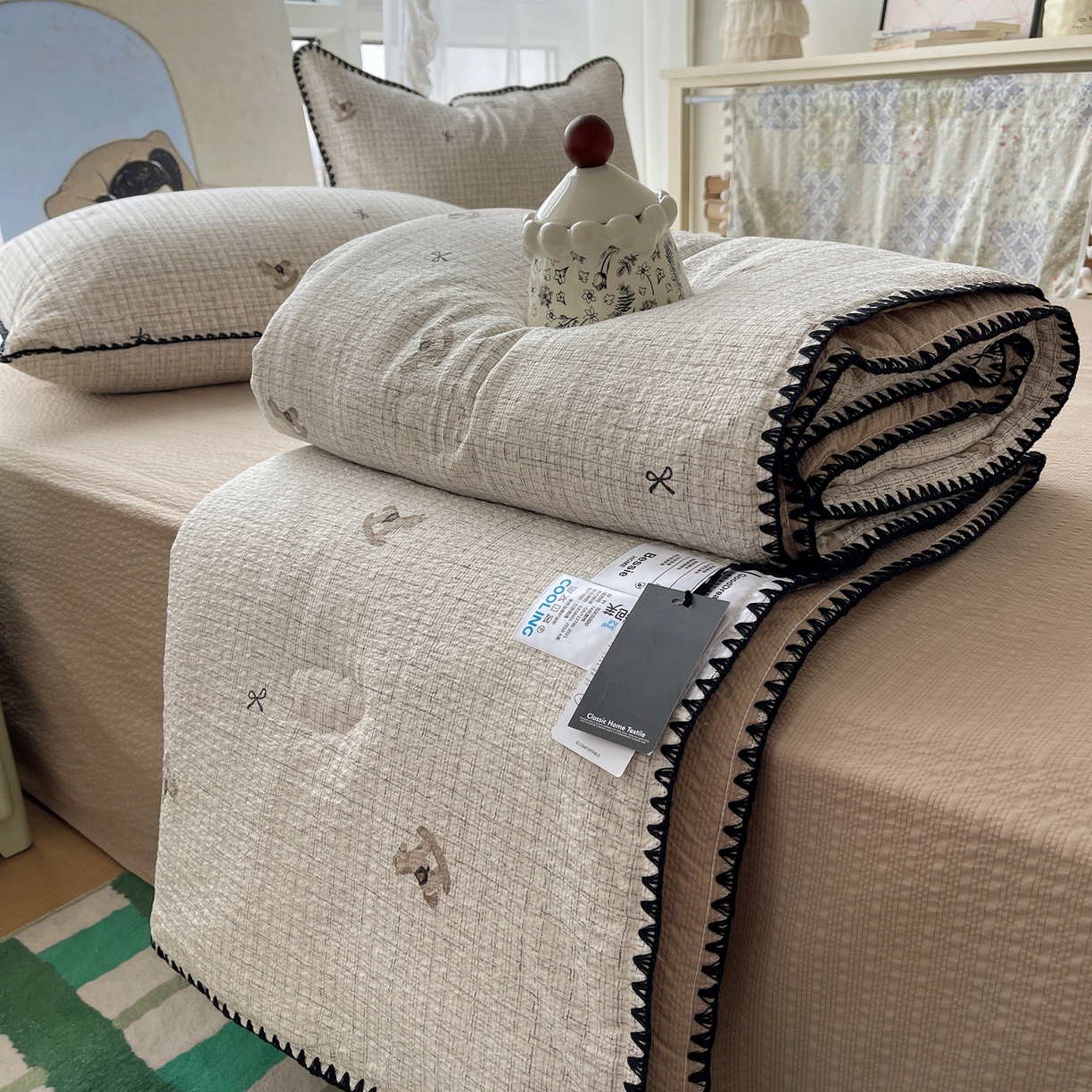 91家纺网 家纺一手货源 找家纺 几禾 2026春夏新款泡芙纱贝壳边夏被夏凉被空调被四件套 欧包-织纹木马迹