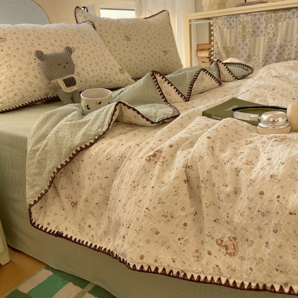 91家纺网 家纺一手货源 找家纺 几禾 2026春夏新款泡芙纱贝壳边夏被夏凉被空调被四件套 欧包-木马小花团