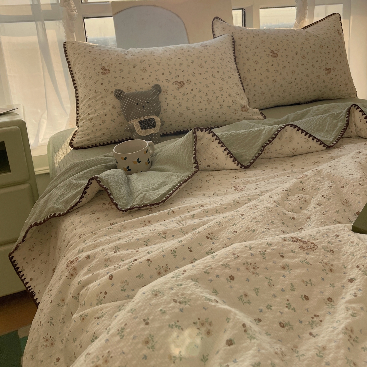 91家纺网 家纺一手货源 找家纺 几禾 2026春夏新款泡芙纱贝壳边夏被夏凉被空调被四件套 欧包-木马小花团