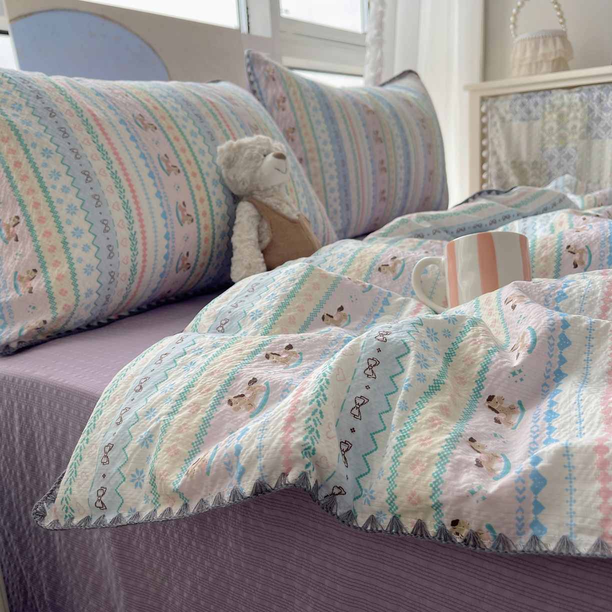 91家纺网 家纺一手货源 找家纺 几禾 2026春夏新款泡芙纱贝壳边夏被夏凉被空调被四件套 欧包-甜心木马卷