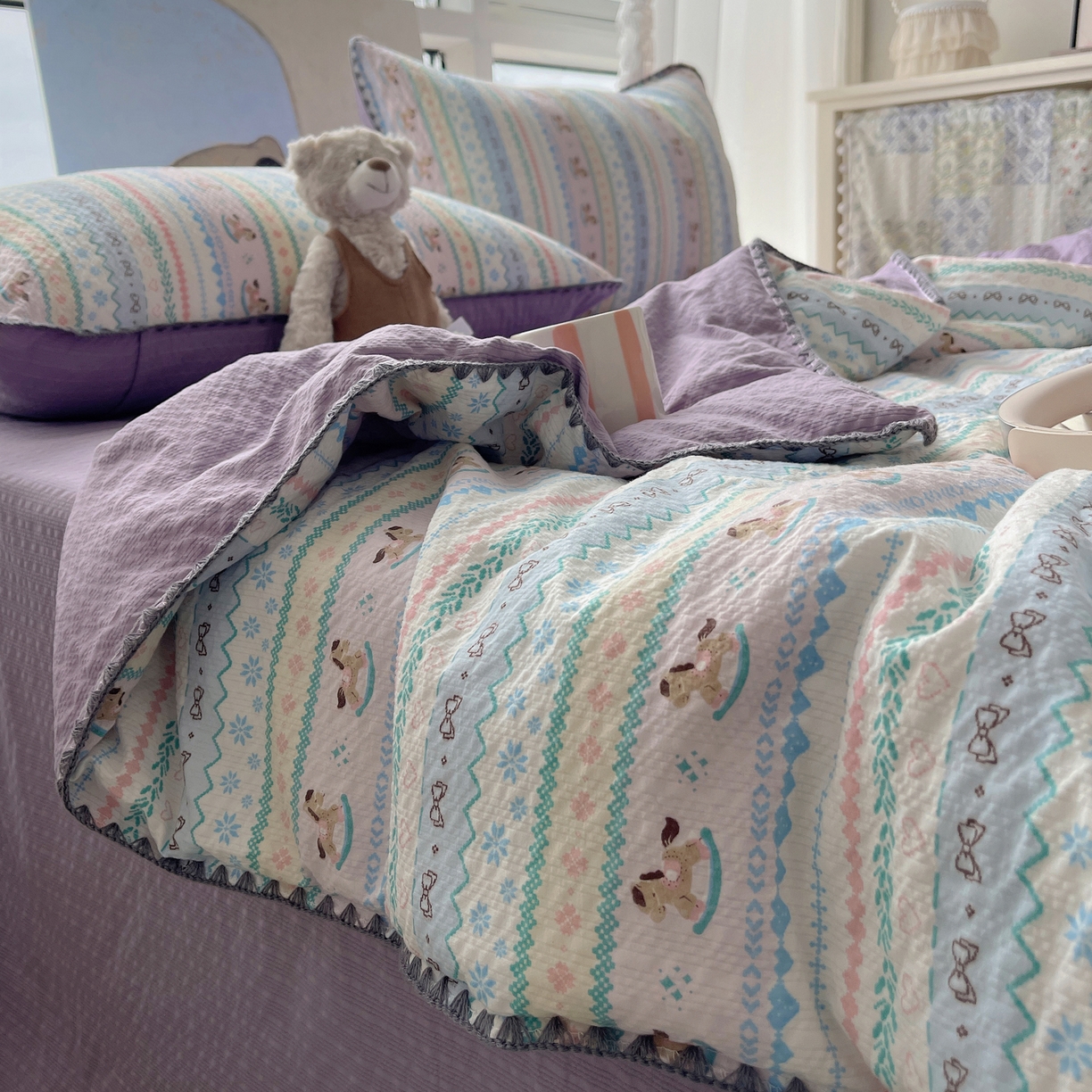 91家纺网 家纺一手货源 找家纺 几禾 2026春夏新款泡芙纱贝壳边夏被夏凉被空调被四件套 欧包-甜心木马卷