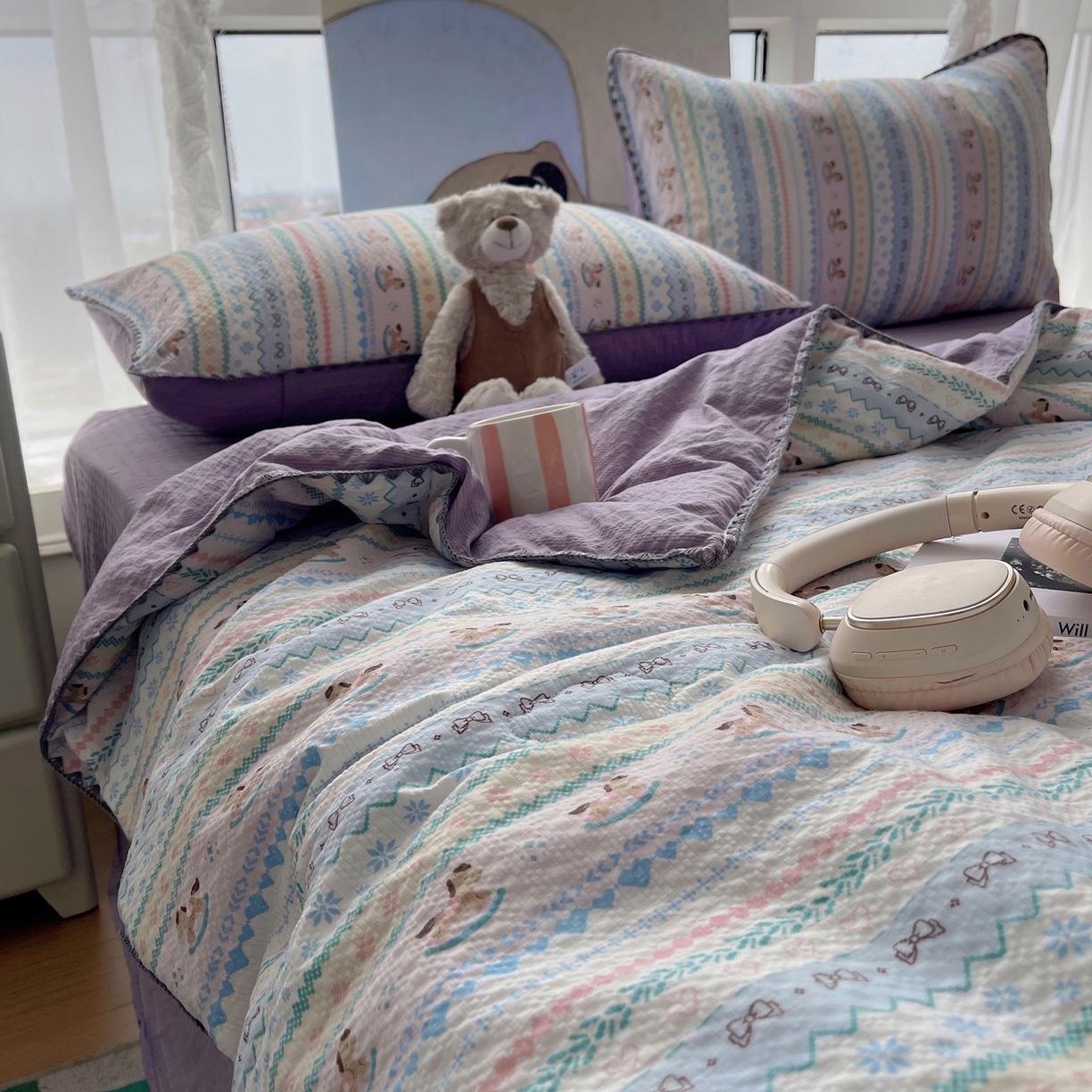 91家纺网 家纺一手货源 找家纺 几禾 2026春夏新款泡芙纱贝壳边夏被夏凉被空调被四件套 欧包-甜心木马卷