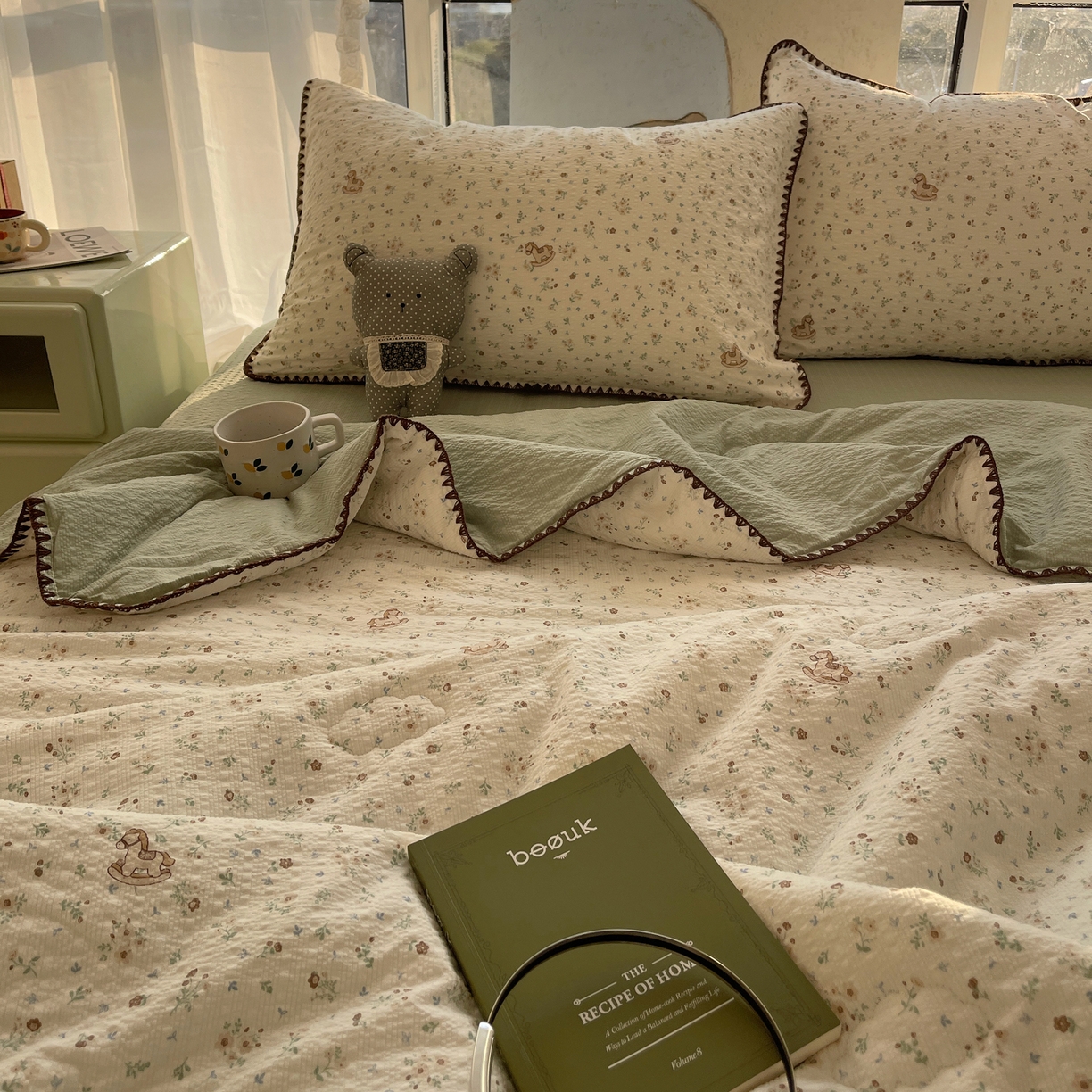 91家纺网 家纺一手货源 找家纺 几禾 2026春夏新款泡芙纱贝壳边夏被夏凉被空调被四件套 欧包-木马小花团