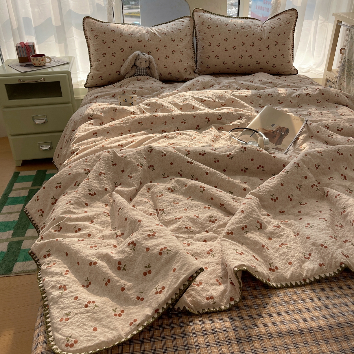 91家纺网 家纺一手货源 找家纺 几禾 2026春夏新款泡芙纱贝壳边夏被夏凉被空调被四件套 欧包-酒渍樱桃