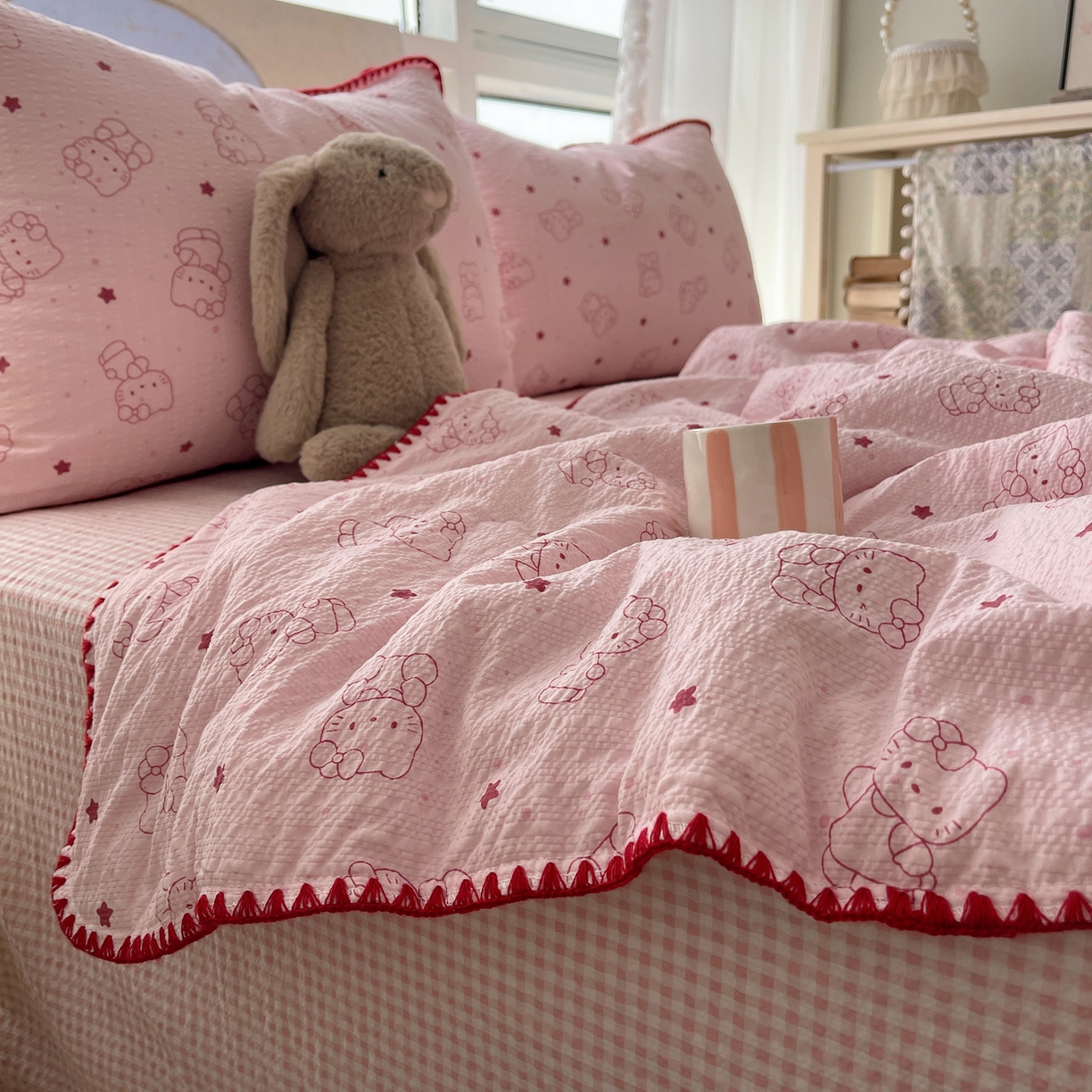 91家纺网 家纺一手货源 找家纺 几禾 2026春夏新款泡芙纱贝壳边夏被夏凉被空调被四件套 欧包-描线小猫粉