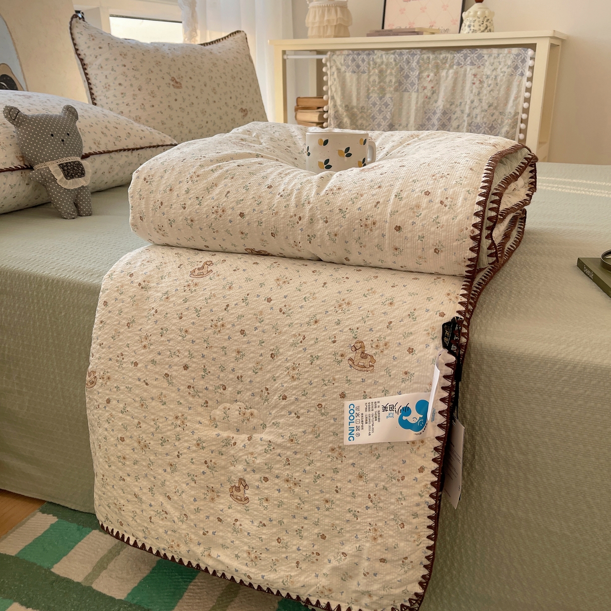 91家纺网 家纺一手货源 找家纺 几禾 2026春夏新款泡芙纱贝壳边夏被夏凉被空调被四件套 欧包-木马小花团