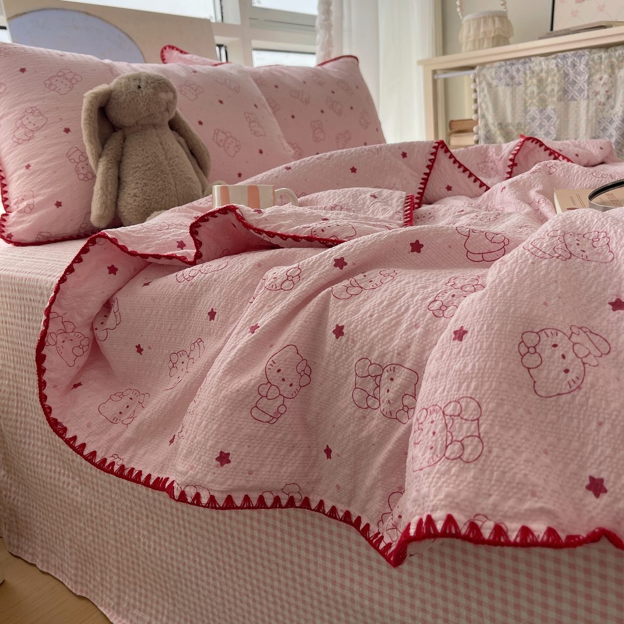 91家纺网 家纺一手货源 找家纺 几禾 2026春夏新款泡芙纱贝壳边夏被夏凉被空调被四件套 欧包-描线小猫粉