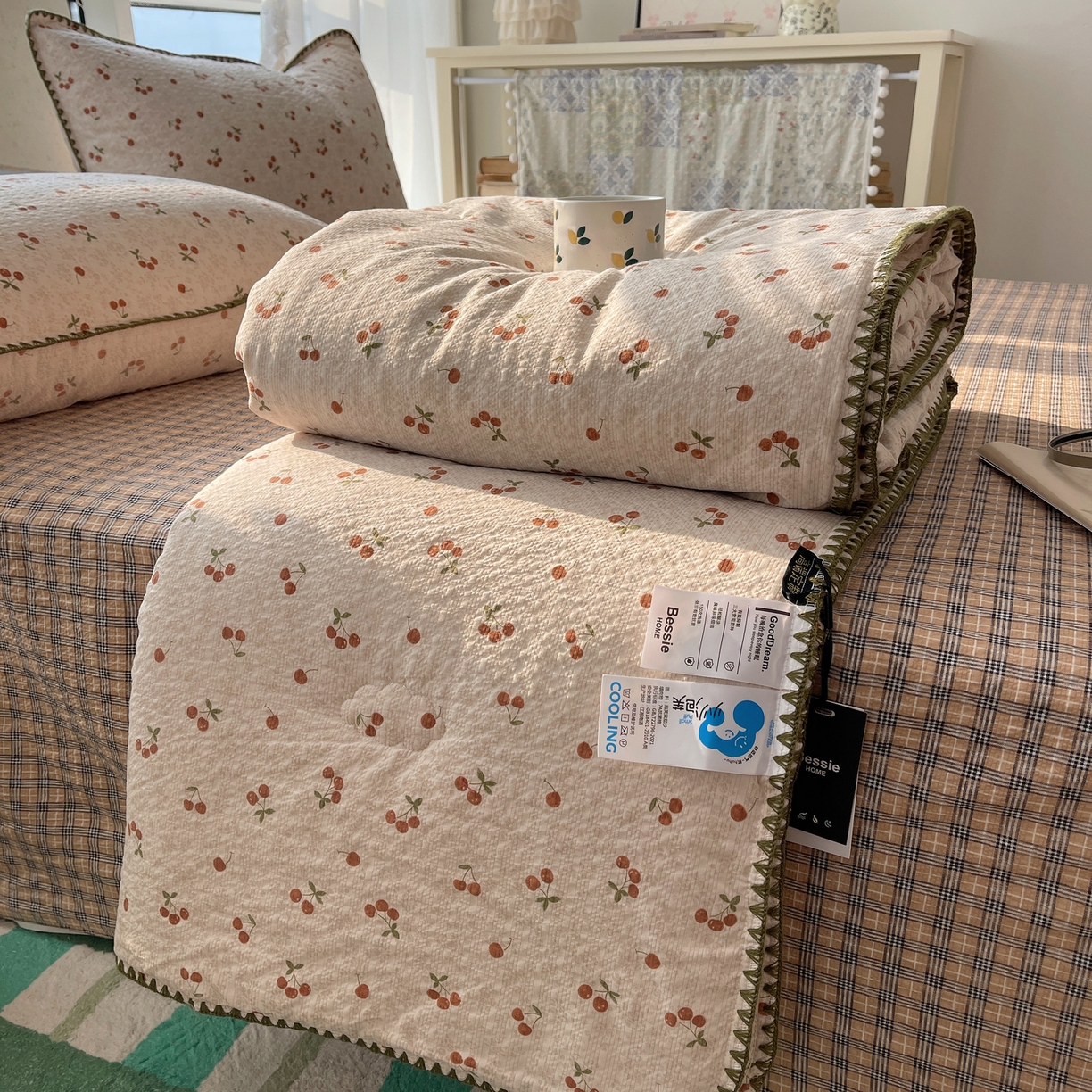 91家纺网 家纺一手货源 找家纺 几禾 2026春夏新款泡芙纱贝壳边夏被夏凉被空调被四件套 欧包-酒渍樱桃