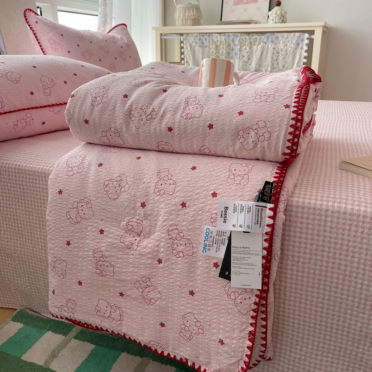 91家纺网 家纺一手货源 找家纺 几禾 2026春夏新款泡芙纱贝壳边夏被夏凉被空调被四件套 欧包-描线小猫粉