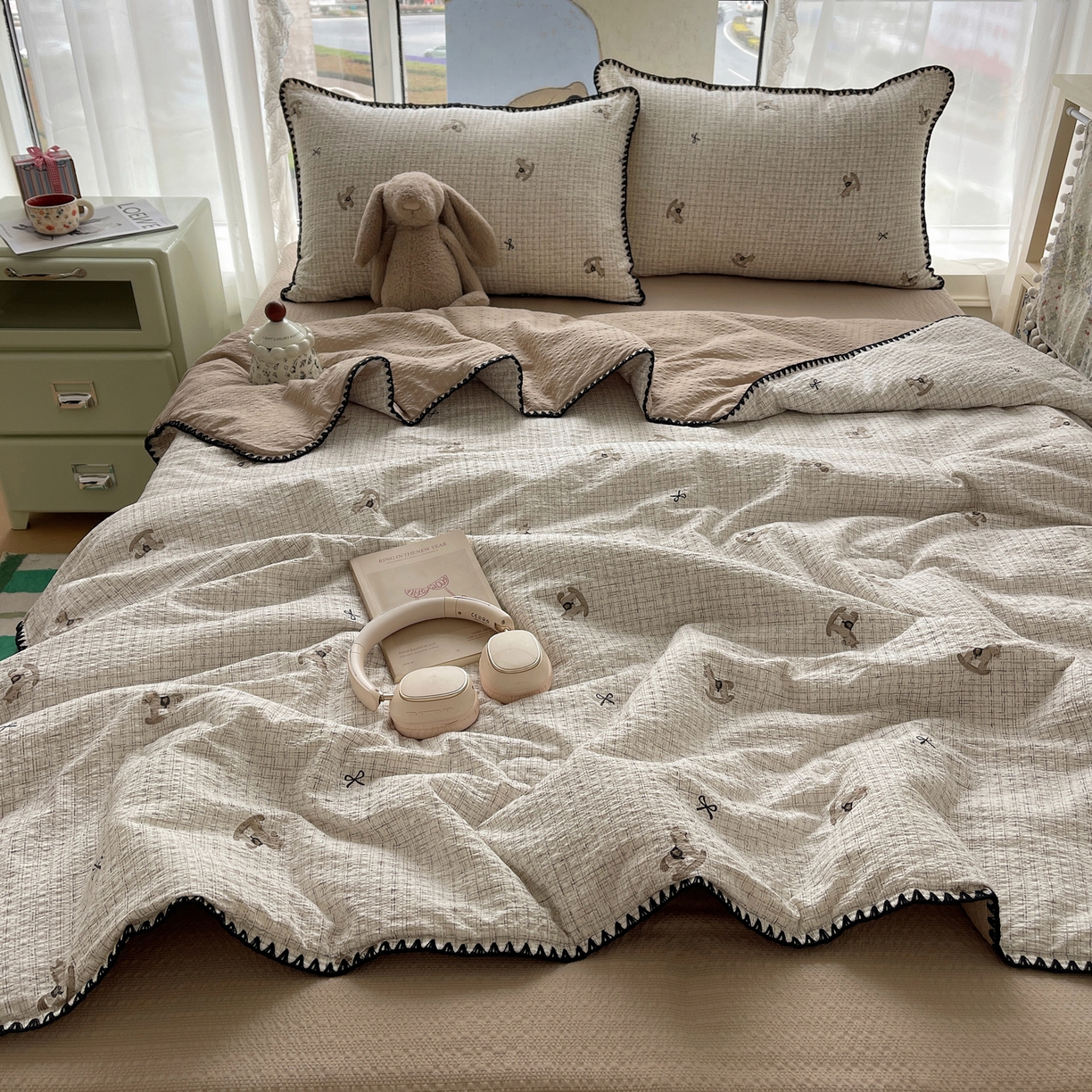 91家纺网 家纺一手货源 找家纺 几禾 2026春夏新款泡芙纱贝壳边夏被夏凉被空调被四件套 欧包-织纹木马迹