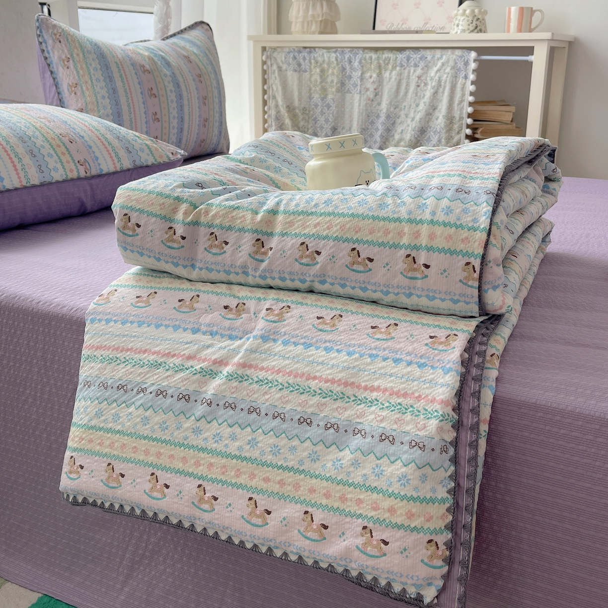 91家纺网 家纺一手货源 找家纺 几禾 2026春夏新款泡芙纱贝壳边夏被夏凉被空调被四件套 欧包-甜心木马卷