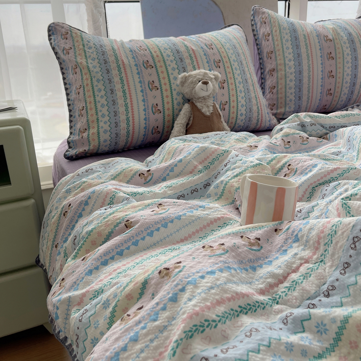 91家纺网 家纺一手货源 找家纺 几禾 2026春夏新款泡芙纱贝壳边夏被夏凉被空调被四件套 欧包-甜心木马卷