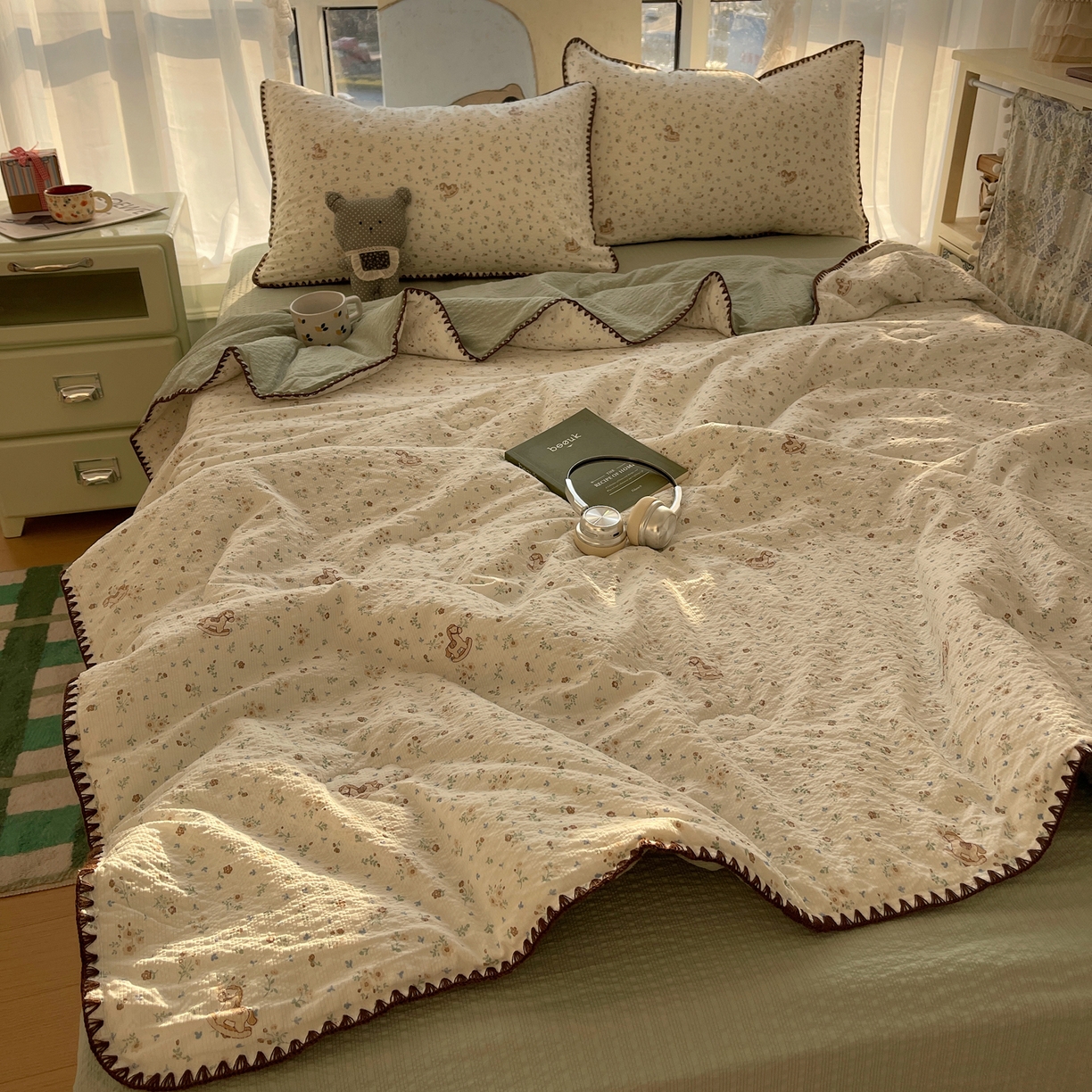 91家纺网 家纺一手货源 找家纺 几禾 2026春夏新款泡芙纱贝壳边夏被夏凉被空调被四件套 欧包-木马小花团