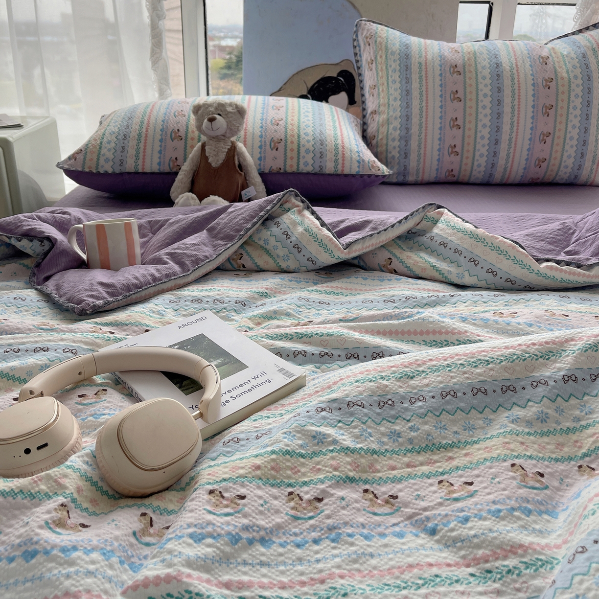 91家纺网 家纺一手货源 找家纺 几禾 2026春夏新款泡芙纱贝壳边夏被夏凉被空调被四件套 欧包-甜心木马卷