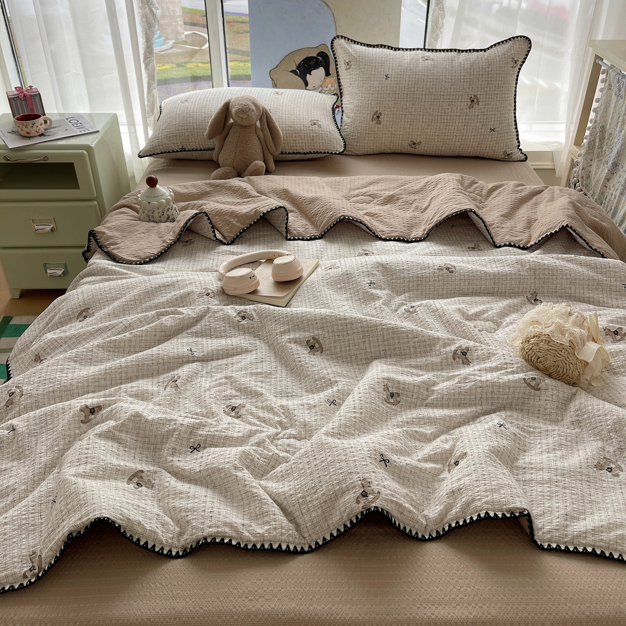 91家纺网 家纺一手货源 找家纺 几禾 2026春夏新款泡芙纱贝壳边夏被夏凉被空调被四件套 欧包-织纹木马迹