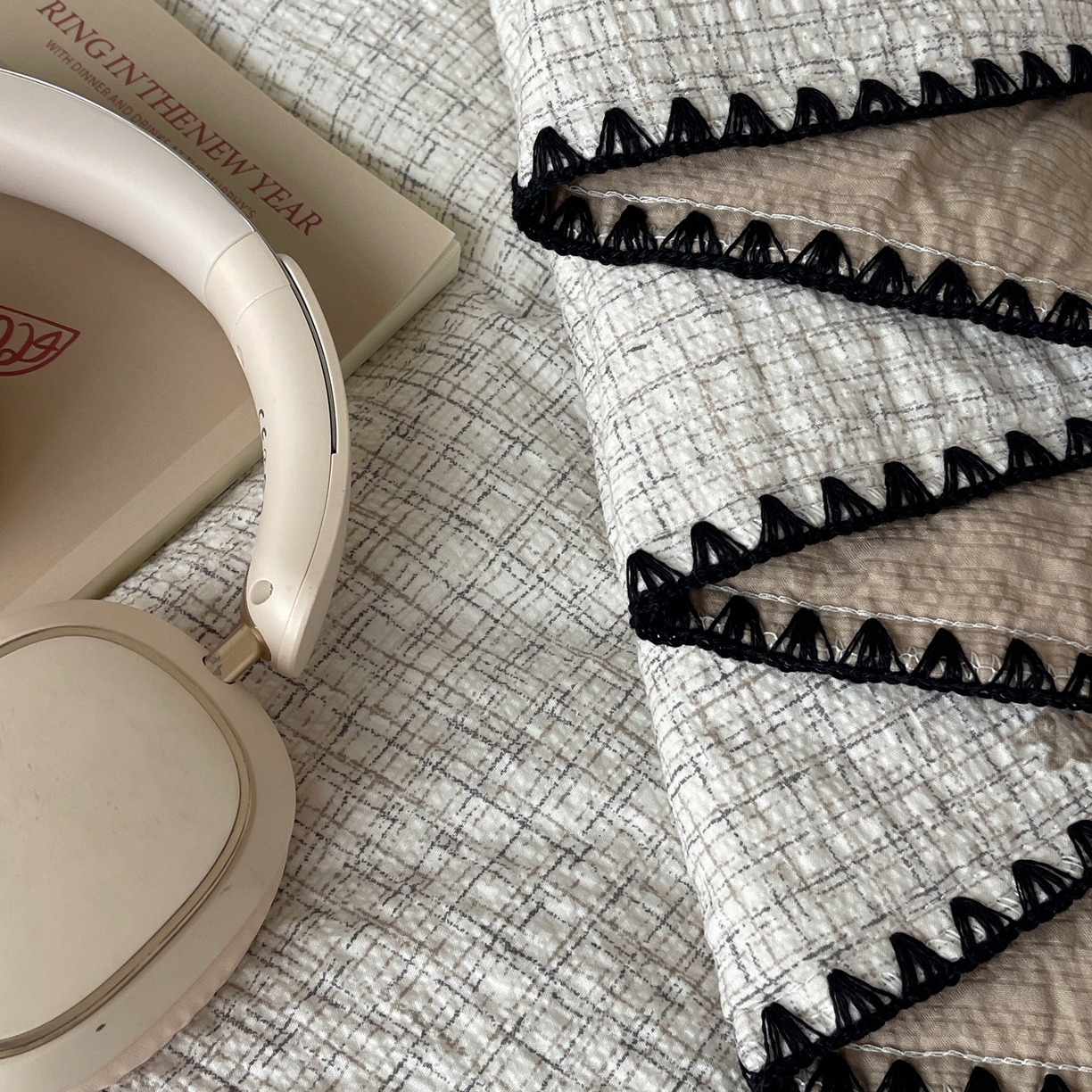 91家纺网 家纺一手货源 找家纺 几禾 2026春夏新款泡芙纱贝壳边夏被夏凉被空调被四件套 欧包-织纹木马迹