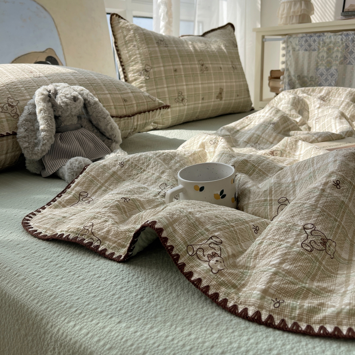 91家纺网 家纺一手货源 找家纺 几禾 2026春夏新款泡芙纱贝壳边夏被夏凉被空调被四件套 欧包-青棕格纹熊