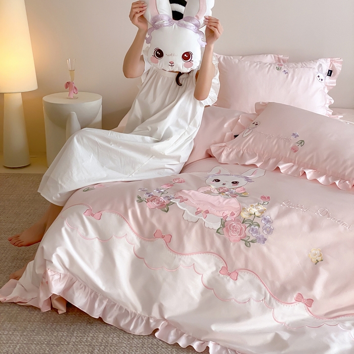 91家纺网 家纺一手货源 找家纺 （总）卡姿家纺 2026秋冬全棉60支长绒棉软萌贴布绣四件套—花花兔精灵