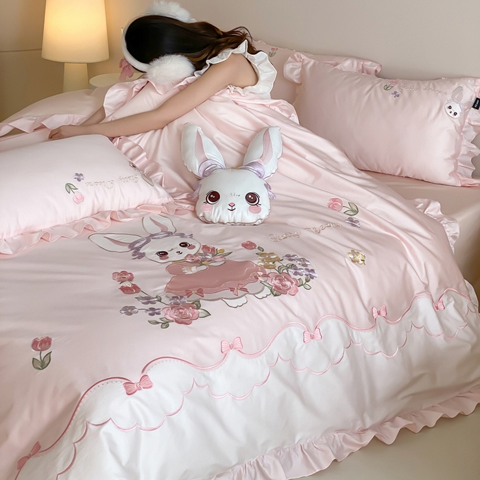 91家纺网 家纺一手货源 找家纺 （总）卡姿家纺 2026秋冬全棉60支长绒棉软萌贴布绣四件套—花花兔精灵