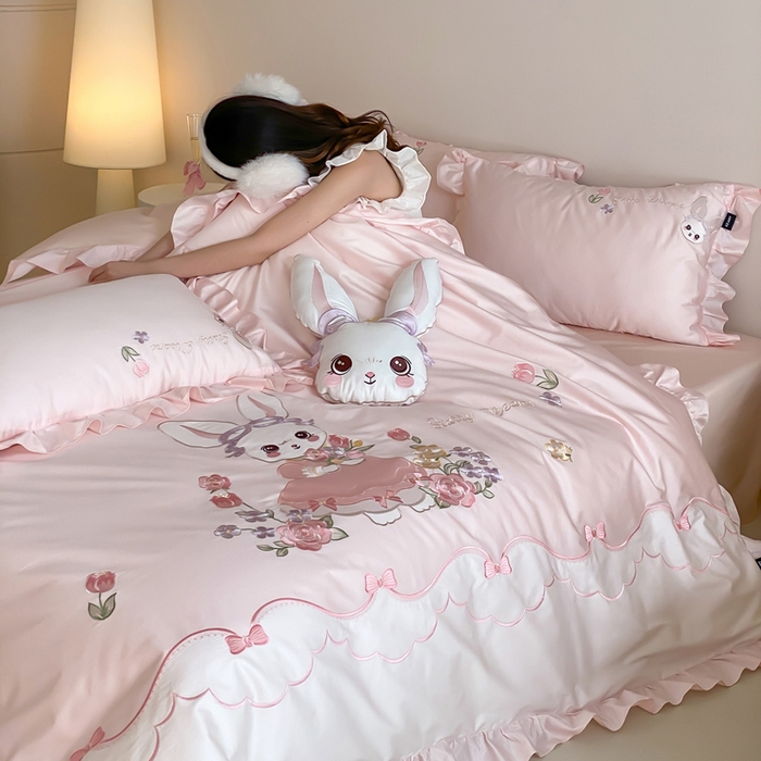 91家纺网 家纺一手货源 找家纺 （总）卡姿家纺 2026秋冬全棉60支长绒棉软萌贴布绣四件套—花花兔精灵