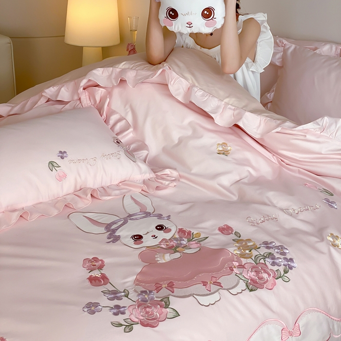 91家纺网 家纺一手货源 找家纺 （总）卡姿家纺 2026秋冬全棉60支长绒棉软萌贴布绣四件套—花花兔精灵