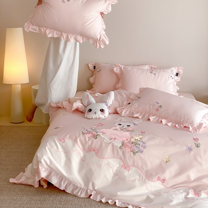 91家纺网 家纺一手货源 找家纺 （总）卡姿家纺 2026秋冬全棉60支长绒棉软萌贴布绣四件套—花花兔精灵