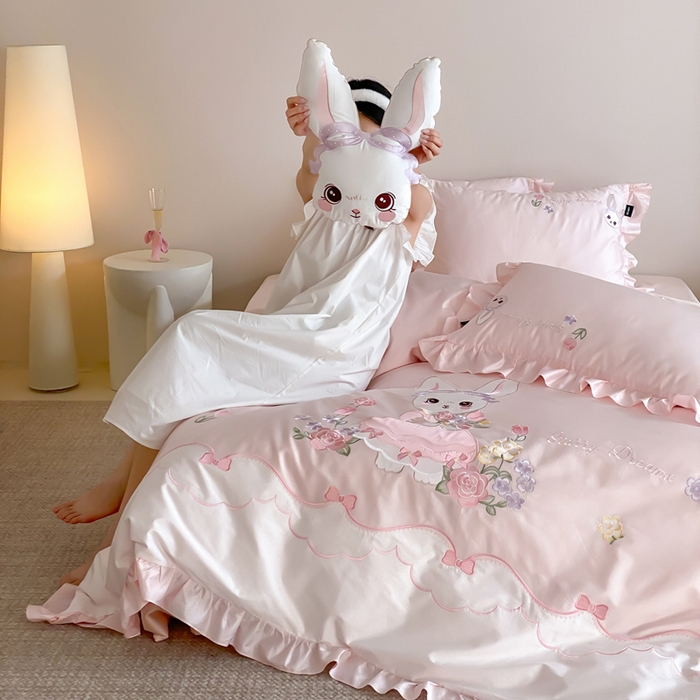 91家纺网 家纺一手货源 找家纺 （总）卡姿家纺 2026秋冬全棉60支长绒棉软萌贴布绣四件套—花花兔精灵