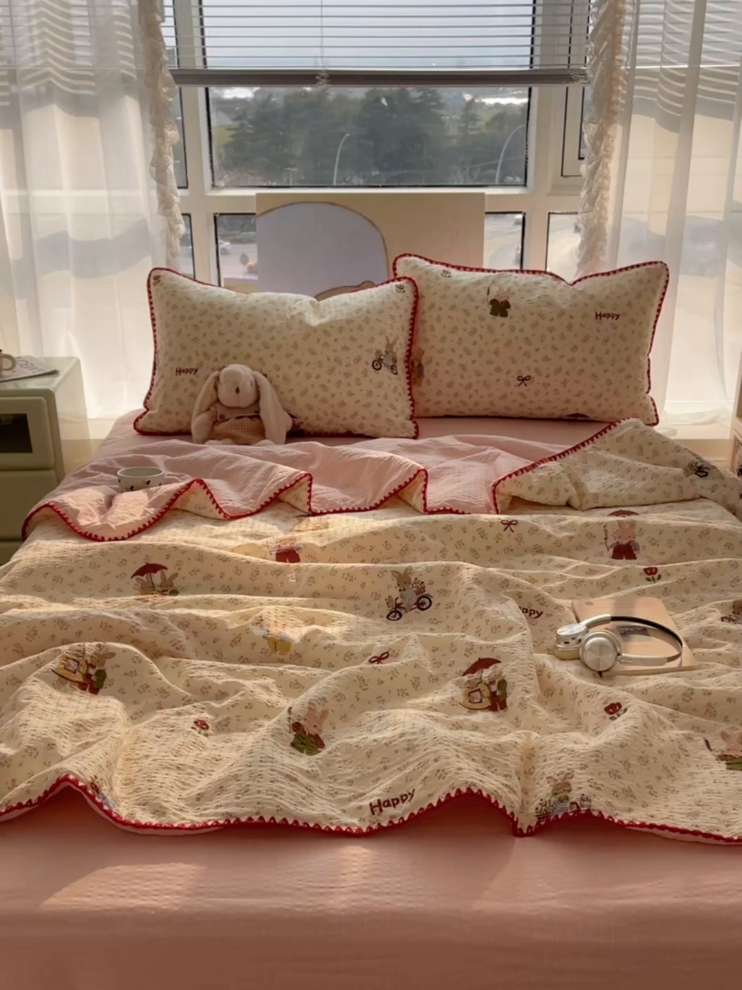 91家纺网 家纺一手货源 找家纺 几禾 2026春夏新款泡芙纱贝壳边夏被夏凉被空调被四件套 欧包-躲雨小兔