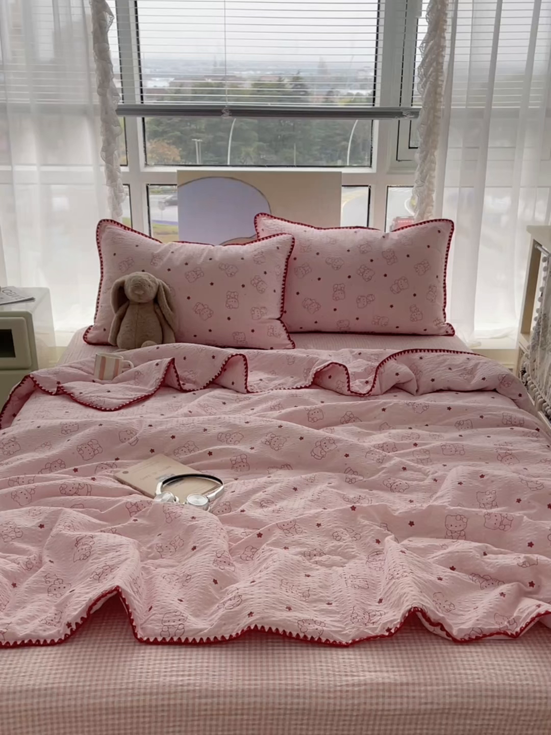 91家纺网 家纺一手货源 找家纺 几禾 2026春夏新款泡芙纱贝壳边夏被夏凉被空调被四件套 欧包-描线小猫粉