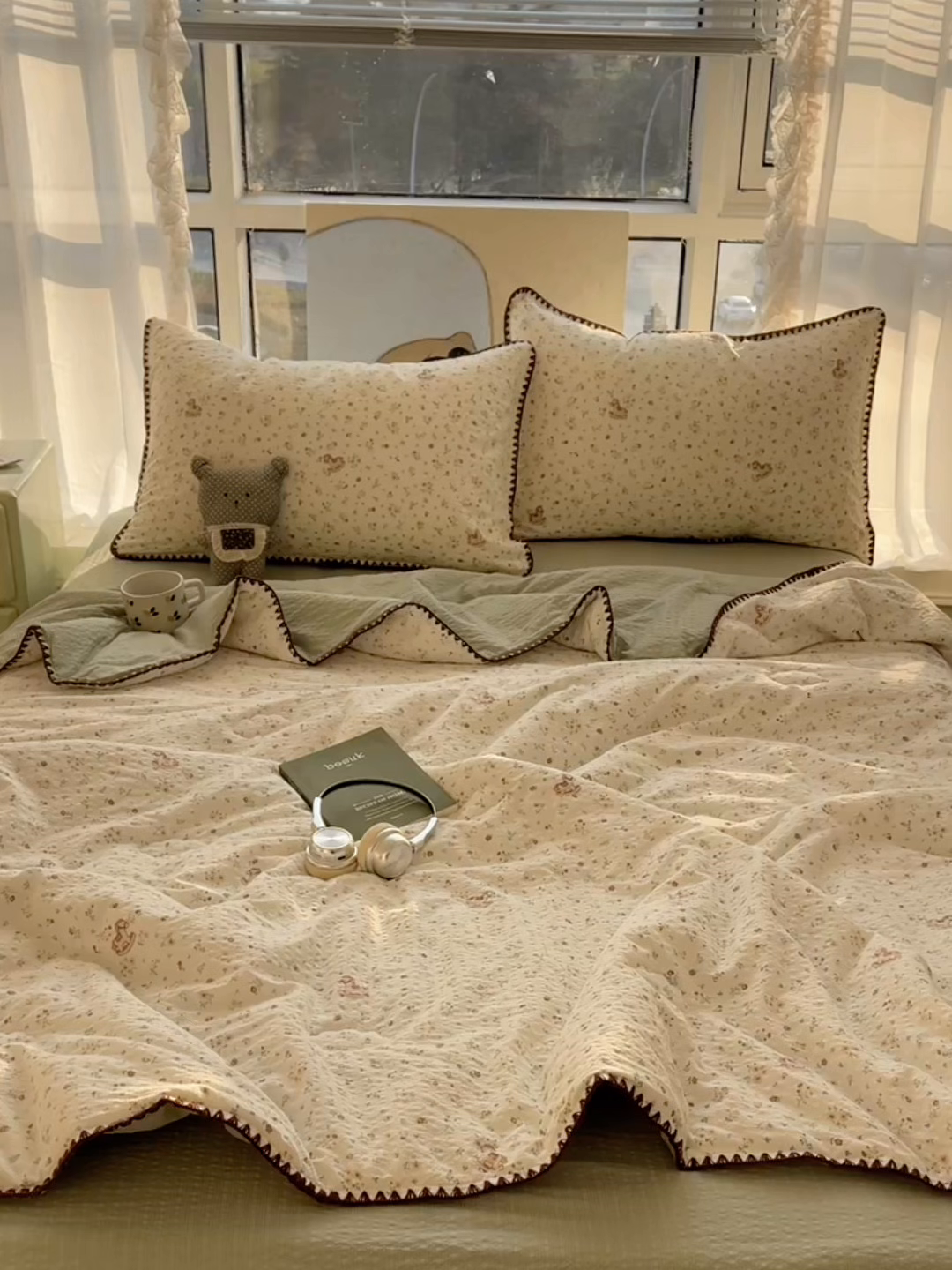 91家纺网 家纺一手货源 找家纺 几禾 2026春夏新款泡芙纱贝壳边夏被夏凉被空调被四件套 欧包-木马小花团